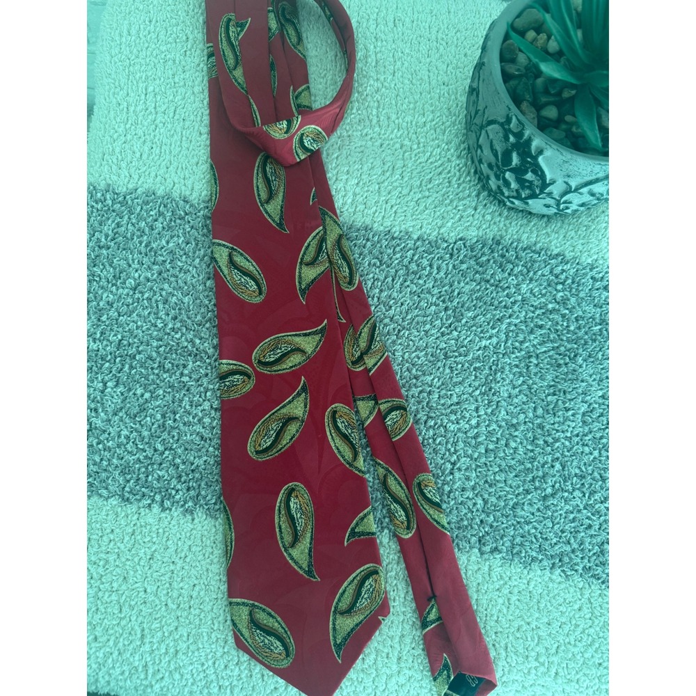 Barneys New York Necktie Mens OS Red Excellent Silk Paisley Hand Made USA Tie